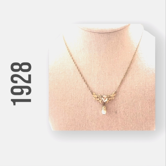 ✨ 1928 | Pink Porcelain Petal Necklace - Picture 2 of 2